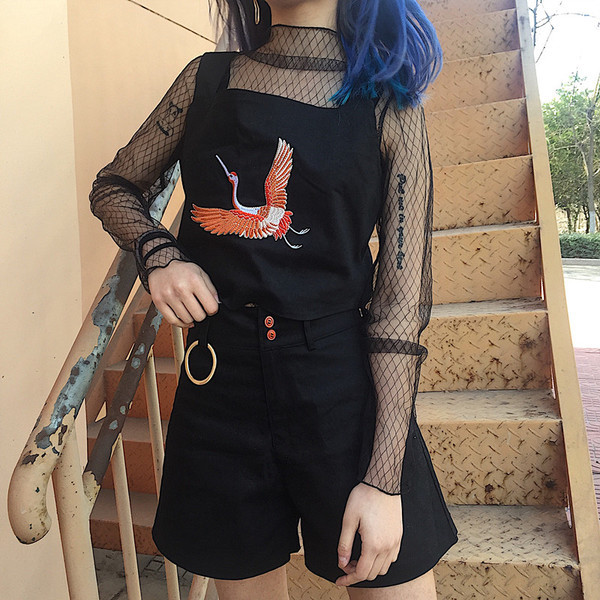 Μεγάλη κυρίες δύο μέρη που περιλαμβάνει σορτς και υπέροχη μπλούζα πλέγμα