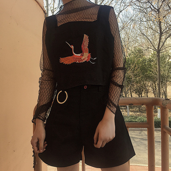 Μεγάλη κυρίες δύο μέρη που περιλαμβάνει σορτς και υπέροχη μπλούζα πλέγμα