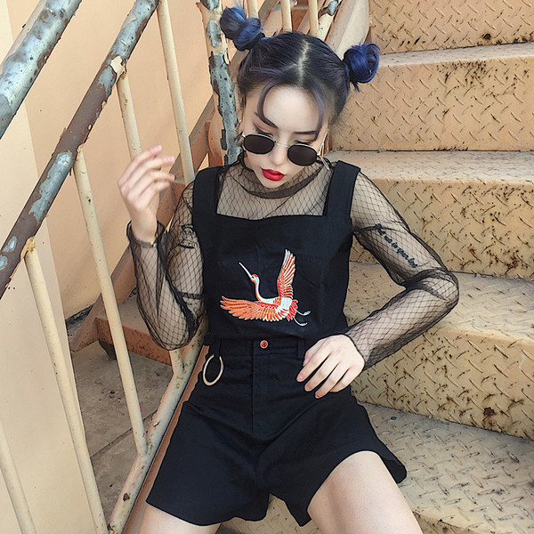 Μεγάλη κυρίες δύο μέρη που περιλαμβάνει σορτς και υπέροχη μπλούζα πλέγμα