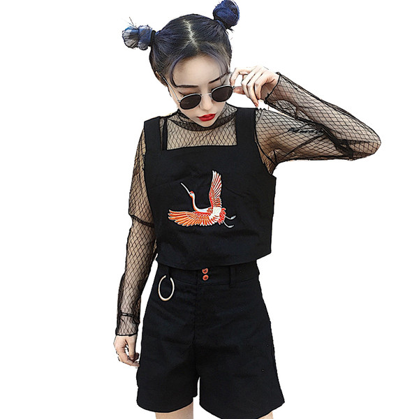 Μεγάλη κυρίες δύο μέρη που περιλαμβάνει σορτς και υπέροχη μπλούζα πλέγμα