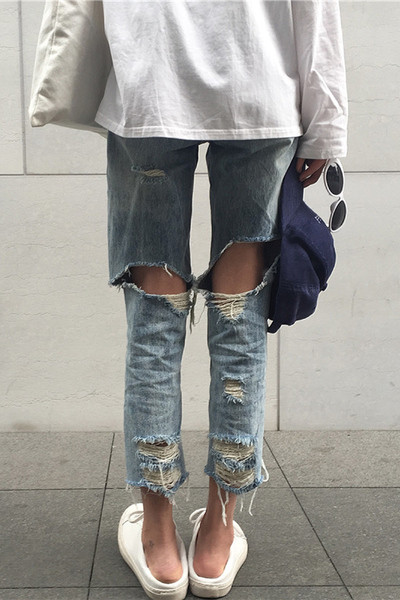 Εξαιρετικά μοντέρνα  γυναικεία τζην με σχισμένα γόνατα και  μήκος 7/8 