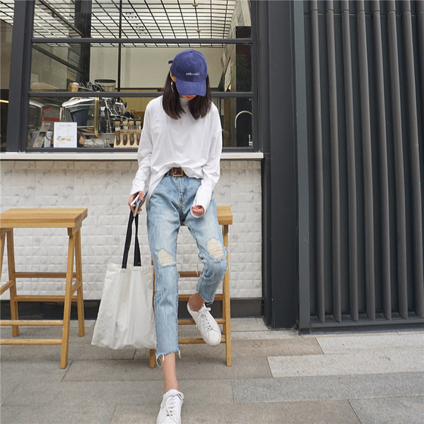 Εξαιρετικά μοντέρνα  γυναικεία τζην με σχισμένα γόνατα και  μήκος 7/8 