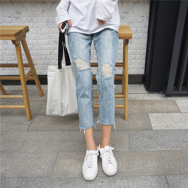 Εξαιρετικά μοντέρνα  γυναικεία τζην με σχισμένα γόνατα και  μήκος 7/8 