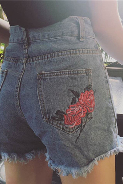 Οι γυναίκες κοντά σορτς τζιν με πολύ όμορφα κεντήματα τριαντάφυλλα πίσω choB