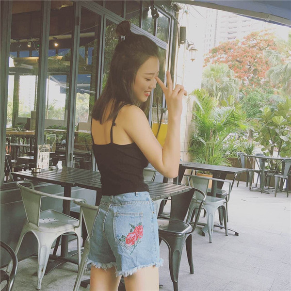 Οι γυναίκες κοντά σορτς τζιν με πολύ όμορφα κεντήματα τριαντάφυλλα πίσω choB