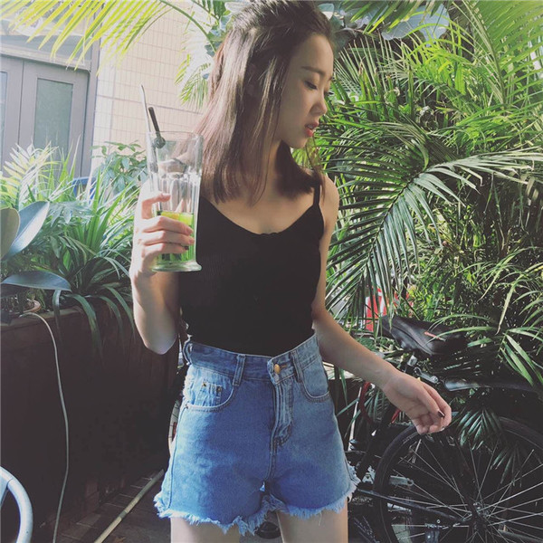 Οι γυναίκες κοντά σορτς τζιν με πολύ όμορφα κεντήματα τριαντάφυλλα πίσω choB