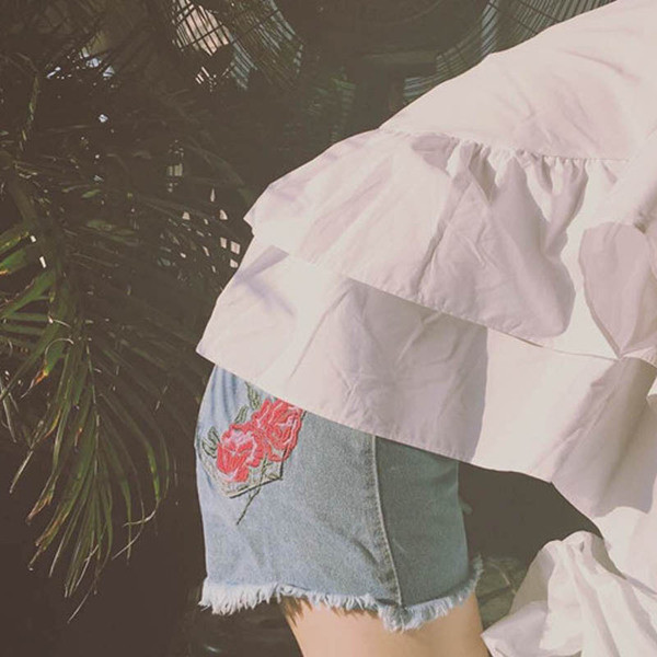 Οι γυναίκες κοντά σορτς τζιν με πολύ όμορφα κεντήματα τριαντάφυλλα πίσω choB