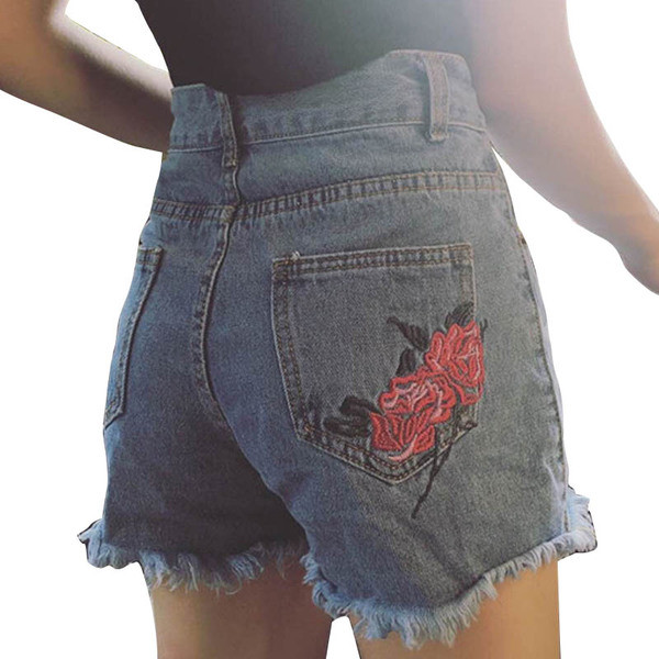 Οι γυναίκες κοντά σορτς τζιν με πολύ όμορφα κεντήματα τριαντάφυλλα πίσω choB