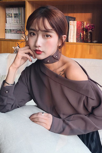 Μεγάλη πουκάμισο κυρία με την πτώση του αγκώνα σε δύο χρώματα