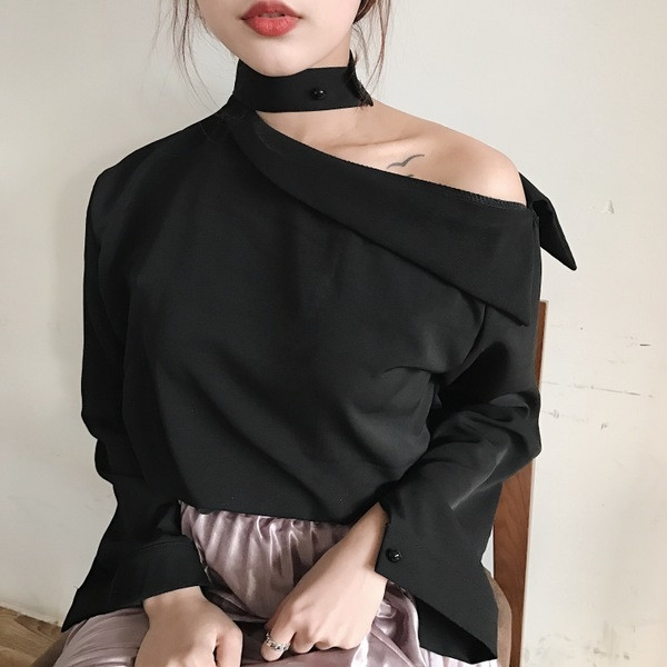 Μεγάλη πουκάμισο κυρία με την πτώση του αγκώνα σε δύο χρώματα