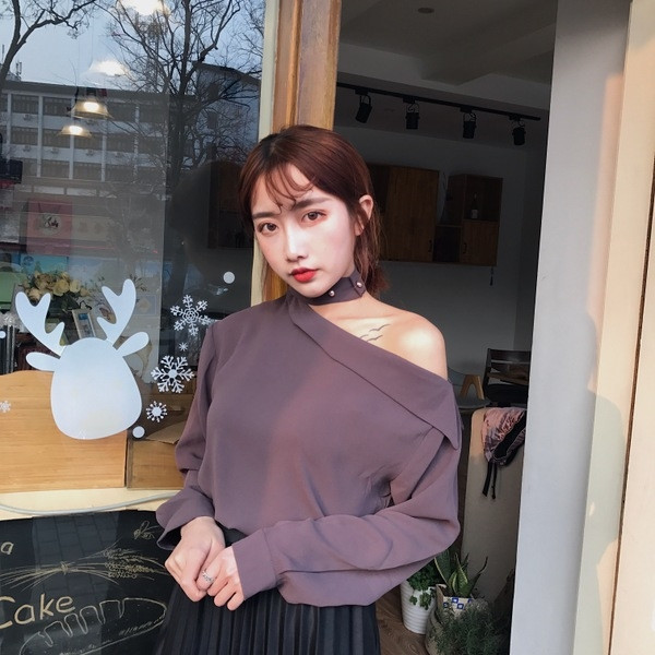 Μεγάλη πουκάμισο κυρία με την πτώση του αγκώνα σε δύο χρώματα