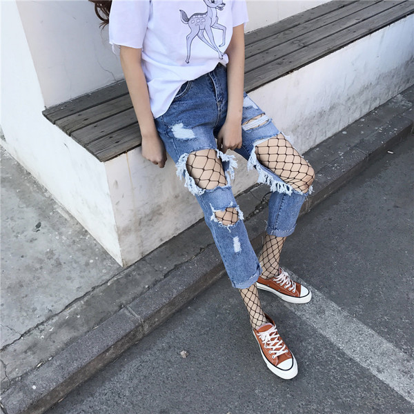 Γυναικεία τζιν με σχισμένα γόνατα και ψηλή μέση