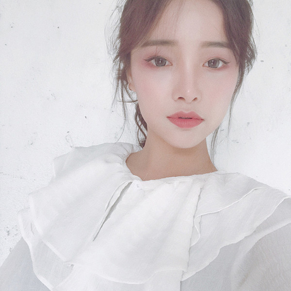 Πολλά φρέσκα κυρίες πουκάμισο με μακριά φαρδιά μανίκια σε δύο χρώματα