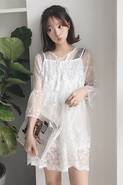 Μεγάλη κυρίες που με μεταξωτά κεντήματα των δύο μερών