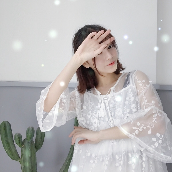 Μεγάλη κυρίες που με μεταξωτά κεντήματα των δύο μερών