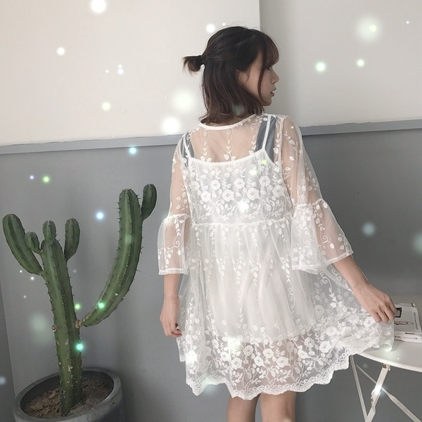 Μεγάλη κυρίες που με μεταξωτά κεντήματα των δύο μερών