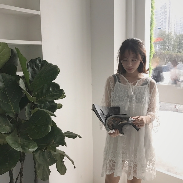 Μεγάλη κυρίες που με μεταξωτά κεντήματα των δύο μερών