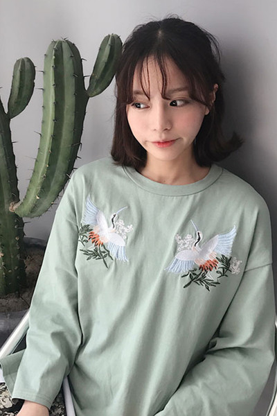 Блузка с дълъг ръкав и много красива бродерия 