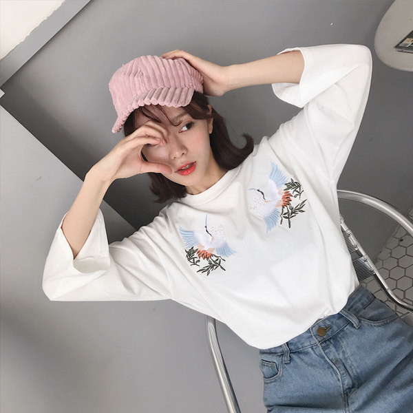 Блузка с дълъг ръкав и много красива бродерия 