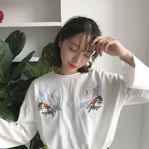 Блузка с дълъг ръкав и много красива бродерия 