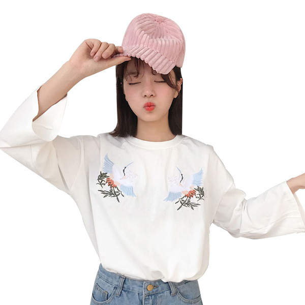 Блузка с дълъг ръкав и много красива бродерия 