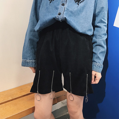 Κομψό κυρίες μαύρο σορτς με φερμουάρ και δαχτυλίδια στα πόδια