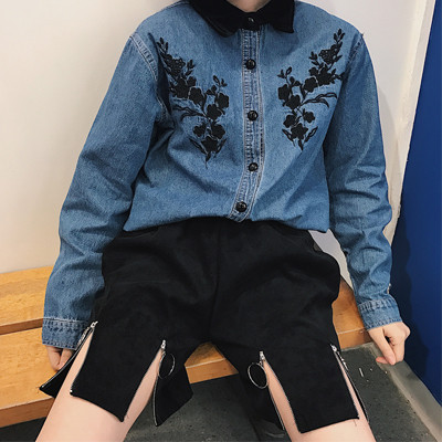 Κομψό κυρίες μαύρο σορτς με φερμουάρ και δαχτυλίδια στα πόδια