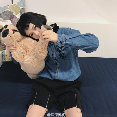 Κομψό κυρίες μαύρο σορτς με φερμουάρ και δαχτυλίδια στα πόδια