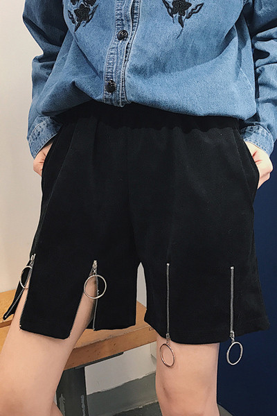 Κομψό κυρίες μαύρο σορτς με φερμουάρ και δαχτυλίδια στα πόδια