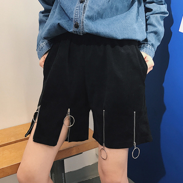 Κομψό κυρίες μαύρο σορτς με φερμουάρ και δαχτυλίδια στα πόδια