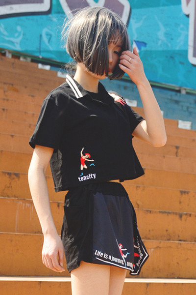 Μεγάλη κυρίες που από δύο μέρη που περιλαμβάνει ένα T-shirt με κοντά μανίκια και σορτς