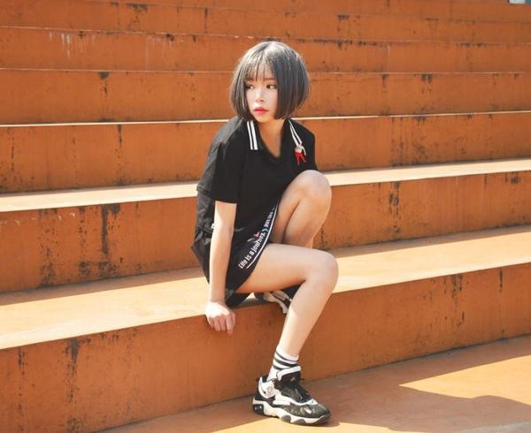 Μεγάλη κυρίες που από δύο μέρη που περιλαμβάνει ένα T-shirt με κοντά μανίκια και σορτς