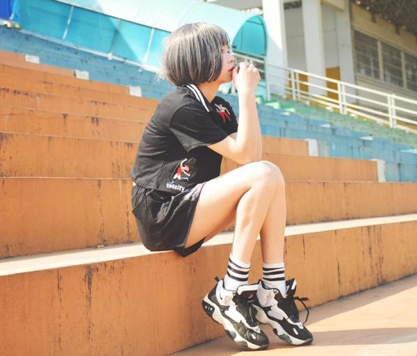 Μεγάλη κυρίες που από δύο μέρη που περιλαμβάνει ένα T-shirt με κοντά μανίκια και σορτς