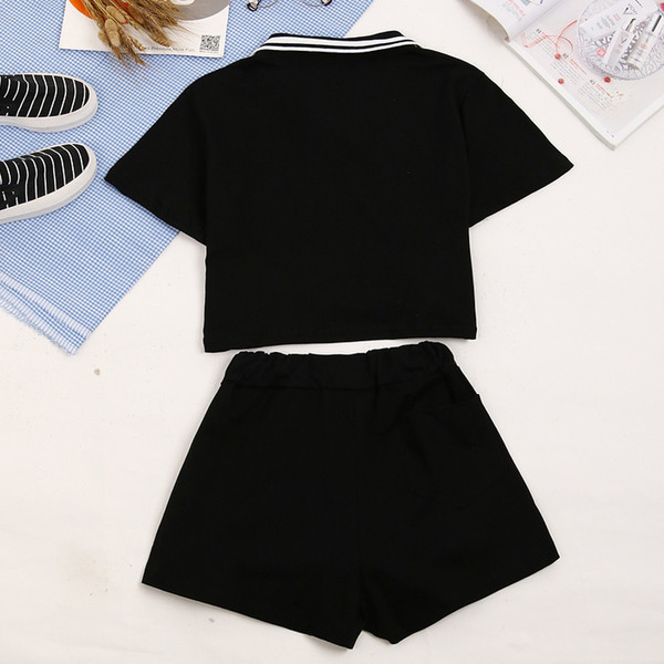 Μεγάλη κυρίες που από δύο μέρη που περιλαμβάνει ένα T-shirt με κοντά μανίκια και σορτς