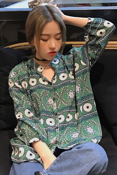 Μεγάλη κυρίες shirt με ρετρό μοτίβα