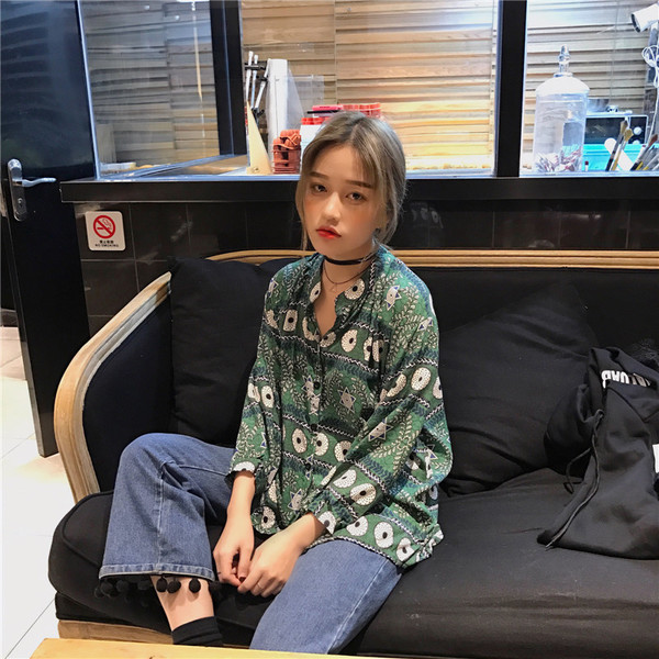 Μεγάλη κυρίες shirt με ρετρό μοτίβα