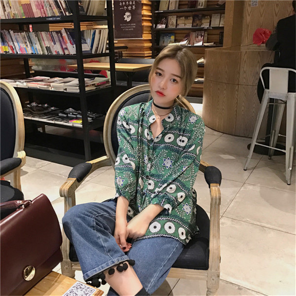 Μεγάλη κυρίες shirt με ρετρό μοτίβα