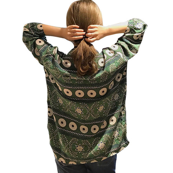 Μεγάλη κυρίες shirt με ρετρό μοτίβα