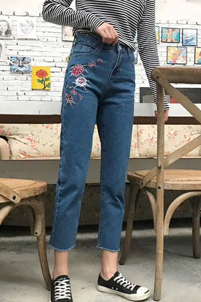 Γυναικεία  τζιν με μήκος 7/8  και πολύ όμορφο κεντητό άνθη