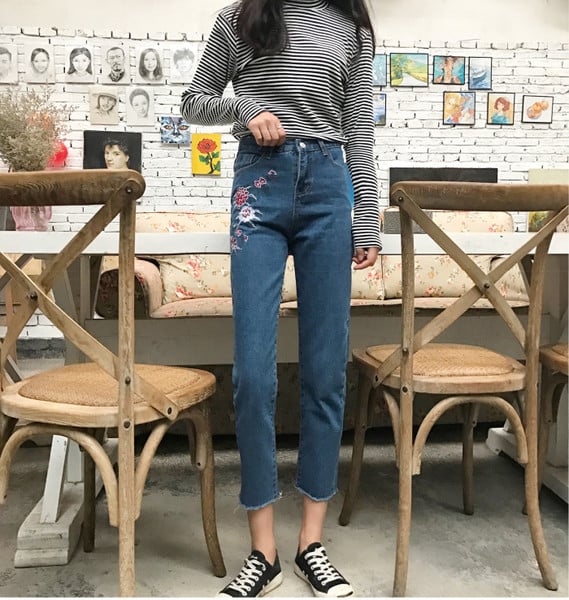 Γυναικεία  τζιν με μήκος 7/8  και πολύ όμορφο κεντητό άνθη