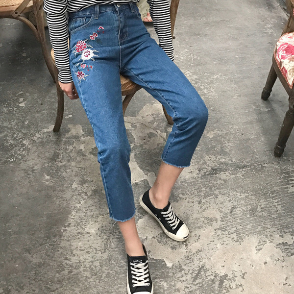 Γυναικεία  τζιν με μήκος 7/8  και πολύ όμορφο κεντητό άνθη