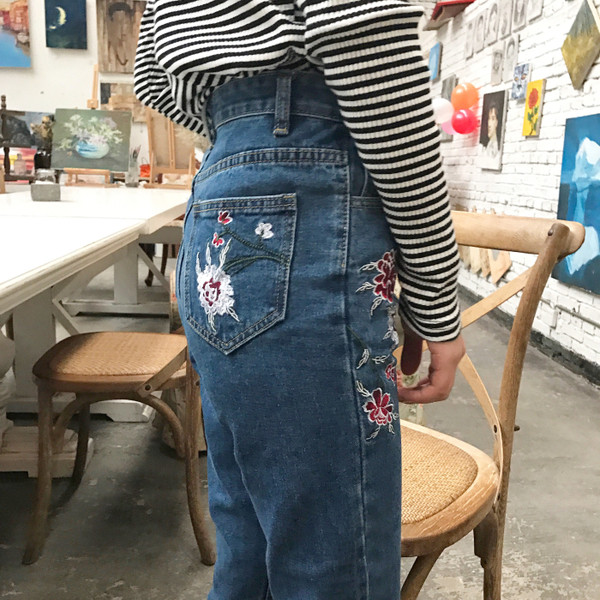 Γυναικεία  τζιν με μήκος 7/8  και πολύ όμορφο κεντητό άνθη