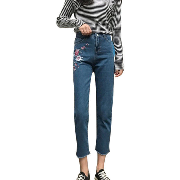 Γυναικεία  τζιν με μήκος 7/8  και πολύ όμορφο κεντητό άνθη