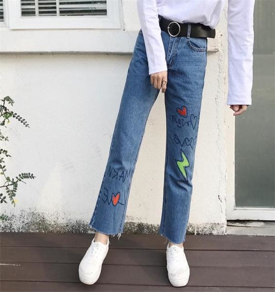 Υπέροχα γυναικεία τζιν σε στυλ ρετρό με εφαρμογές