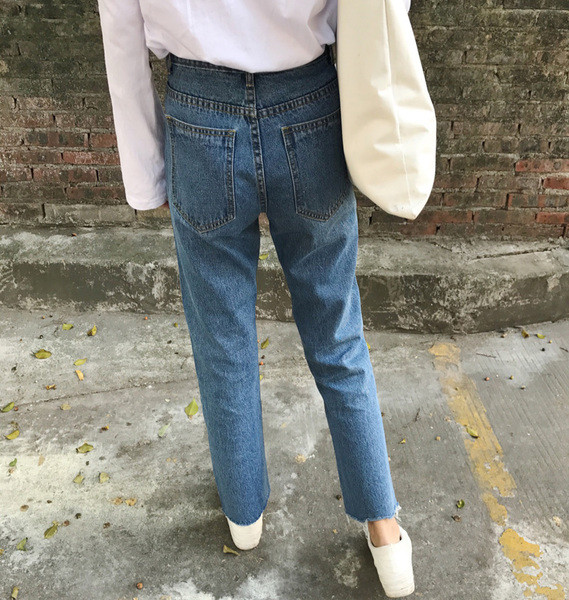 Υπέροχα γυναικεία τζιν σε στυλ ρετρό με εφαρμογές