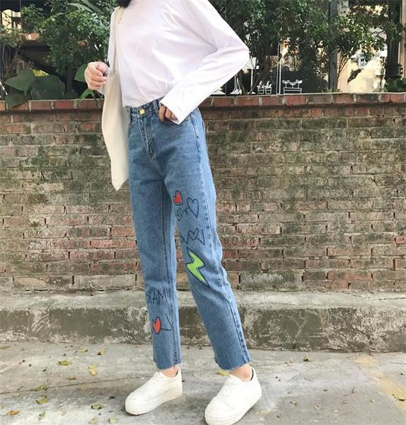 Υπέροχα γυναικεία τζιν σε στυλ ρετρό με εφαρμογές