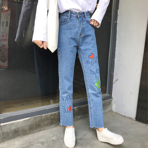 Υπέροχα γυναικεία τζιν σε στυλ ρετρό με εφαρμογές