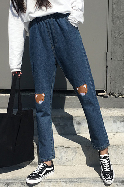 Κομψά γυναικεία τζιν με μια εικόνα μιας αρκούδας στα γόνατα