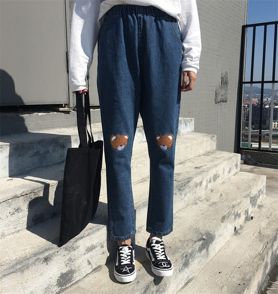 Κομψά γυναικεία τζιν με μια εικόνα μιας αρκούδας στα γόνατα