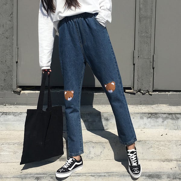 Κομψά γυναικεία τζιν με μια εικόνα μιας αρκούδας στα γόνατα